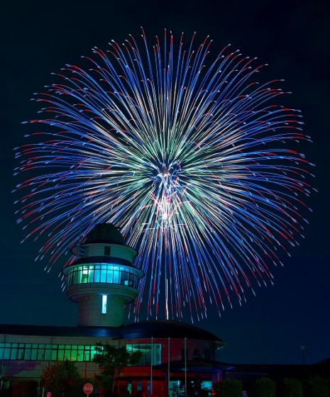 ④お祭り部門　天文台に上がる花火　中根英治